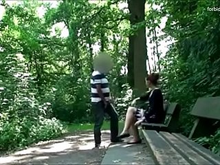 Tramp batang seorang wanita di sebuah taman