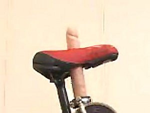 Saugeilen Japanese Babe erreicht Orgasmus Reiten ein Sybian Fahrrad