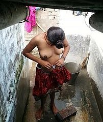 Mujer india en la ducha