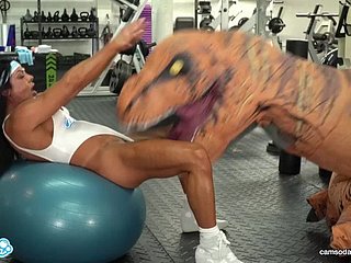 Camsoda - Hot milf Stepmom geneukt door trex in real gym sex