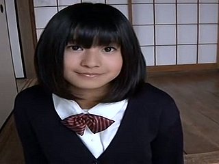 Linda chica universitaria japonesa se ve sexy en su uniforme