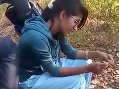 Indisch jong meisje kuste haar vriendje