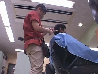 Geiler Friseur Eimi Ishikura wird von hinten heiß gefickt