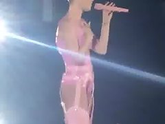 Katy Perry alarde de su culo en concierto