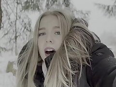 Un adolescent de 18 ans est baisé dans la forêt dans la neige