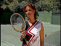 Seksi sürtük upstairs bir tenis mahkemesi onun pisliği büyük dick ile dolu olmayı seviyor
