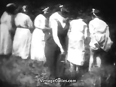 Возбужденные мадемуаселлы отшлепаны в лесу (винтаж 1930 -х годов)