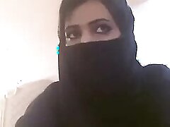 Donne arabe involving hijab che le mostrano tette