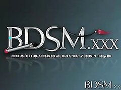 BDSM XXX Innocent Girl encontra -se indefeso