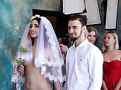 Nackte Braut bei Hochzeit