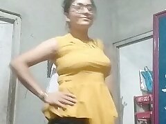 Aunty in tight-fisted blouse with the addition of bra with the addition of underthings