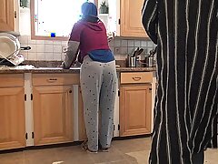 モロッコの妻は、キッチンでクリームピードギスチルのQuickieを取得します