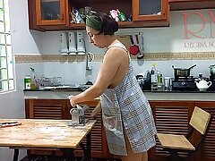 Ravioli Time! Cozinhando nu. Regina Noir, uma cozinheira nudista no Nudist Caravanserai Resort. Empregada nua. Dona de casa nua. Teaser