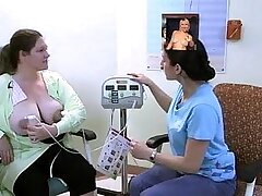 Ładna pielęgniarka pokazuje pulchną macochę, jak wycisnąć mleko z cycków