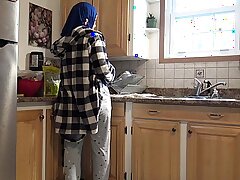 Suriye ev hanımı mutfakta Alman kocası tarafından krema alınıyor