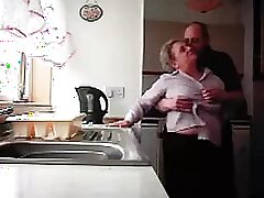 Abuela y abuelo follando en aloofness cocina