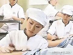 Японская медсестра работает с волосатым пенисом