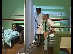 A enfermeira inicia um convalescent home quente de 4 vias