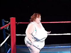 Cô gái Pygmy Fat đang đẩy một dương vật giả trong Lesbian Midget's Pussy