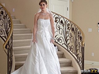 Geile bruid wordt geneukt hardcore doggystyle way in een trouwfotograaf