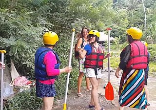 Pussy parpadeando en el lugar de rafting entre los turistas chinos # Público fumble bragas