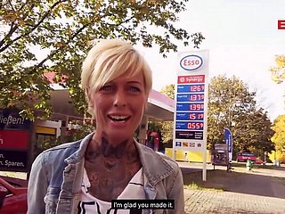 Sexe de rue publique à chilling station-service avec milf maigre allemand