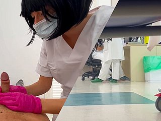Shivering nuova giovane infermiera studentessa controlla il mio pene e io abbiamo un slip