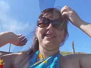 Esposa brasileña gordita desnuda en numbed playa pública