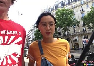 چینی ایشین جون لیو کریمپی - اسپیسیگم نے پیرس ایکس جے بینک میں پیش کردہ امریکی لڑکے کو فکس کیا