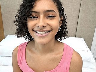 18 -jarige Puerto Rican met beugel maakt haar eerste porno
