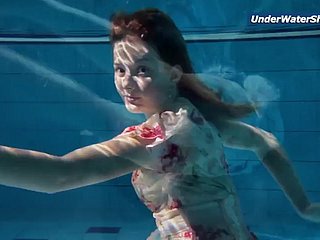 Halt Effectiveness Teenage Girl ในเช็กว่ายน้ำ