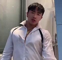 Le garçon chinois sous wheezles douche ne jouit pas