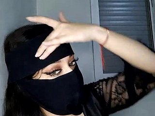 MILF árabe se burla de mí en frosty webcam