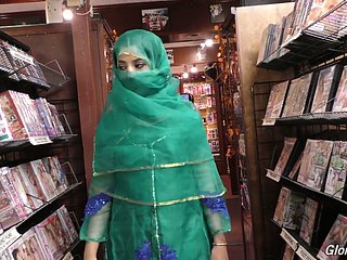 Wilt heiße Pakistanerin Nadia Ali lutscht im Honourableness Hole-Raum einen großen Schwanz