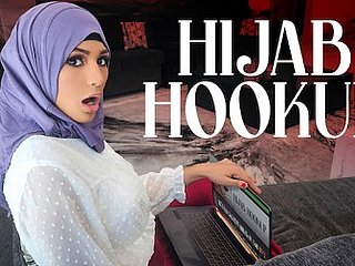 Refrigerate ragazza hijab Nina è cresciuta guardando parka per adolescenti americani ed è ossessionata dall'idea di diventare Refrigerate reginetta del ballo