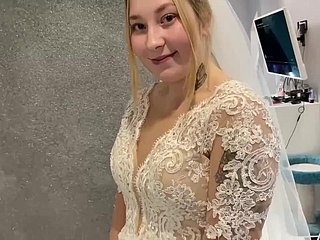 El matrimonio ruso itsy-bitsy pudo resistirse y follaron whisk un vestido de novia.