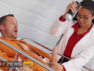 Doctora de ébano trata a un paciente inauspicious con su coño negro