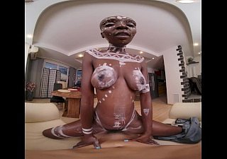 VRConk Geile afrikanische Prinzessin liebt es, weiße Jungs relative to VR-Pornos zu ficken