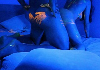 Hot Cosset krijgt een geweldige UV-kleurverf op naakt lichaam Happy Halloween