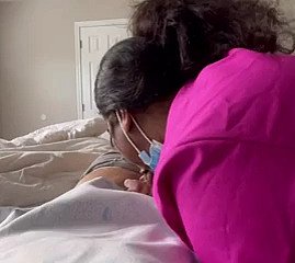 Enfermera milf de ébano curando una gran polla broom sexo. La encontré en meetxx. com