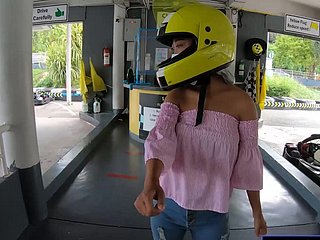 Une jolie teeny amie unskilful thaïlandaise fait du karting et enregistrée en vidéo après