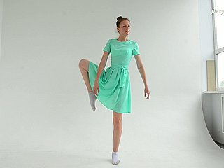 Numbing gimnasta rusa Alla Sinichka se desnuda y muestra su delicioso coño calvo