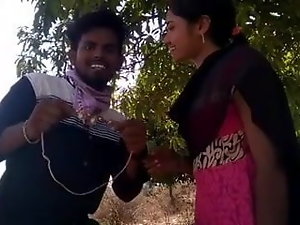 Kochankowie w parku Indiach