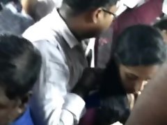 Chennai автобус Gropings - 04 - Broad in the beam Challenge против стройная девушка