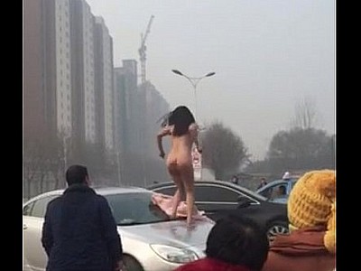 cinese donna nuda guida impazzire