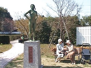 Asiático estatua de chilling mujer