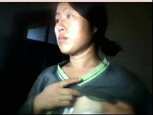 gadis Cina berkedip payudara ketika suami sedang pergi