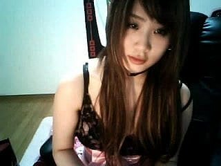 Sexy Chinese cam meisje een poging om haar eigen tepel doorboren