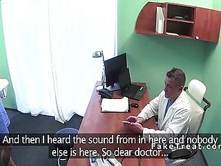 Gorący pielęgniarki w jednolitych fucks jej perv lekarza
