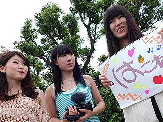 Tiga remaja Jepun menghisap batang berbulu di dalam kereta